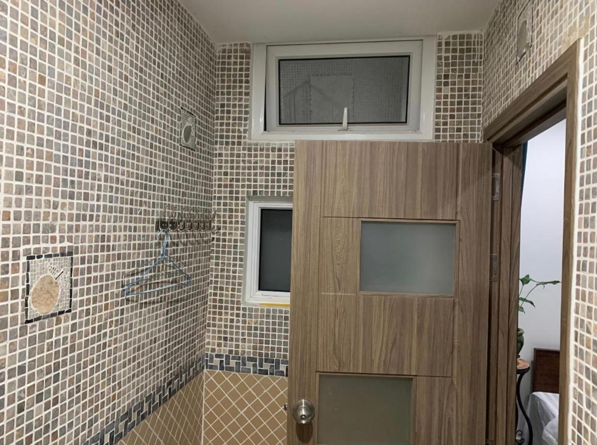 Bed & Breakfast Royal With Front Small Yard Ho Chi Minh City